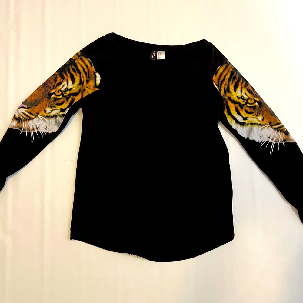 TIGER GRAPHIC LONG SLEEVE SWEATSHIRT